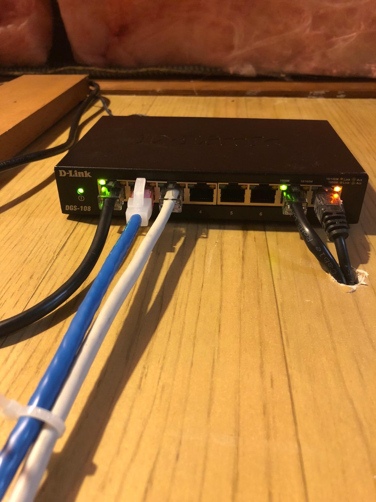 D-Link DGS-105, 5 Port Gigabit Ethernet Switch Unmanaged, Network Splitter, Silent Fanless, Network Hub, Sturdy Metal with Shielded Ports, Desktop/Wall Mount, QoS, Energy Saving, Plug and Play customer photo 1