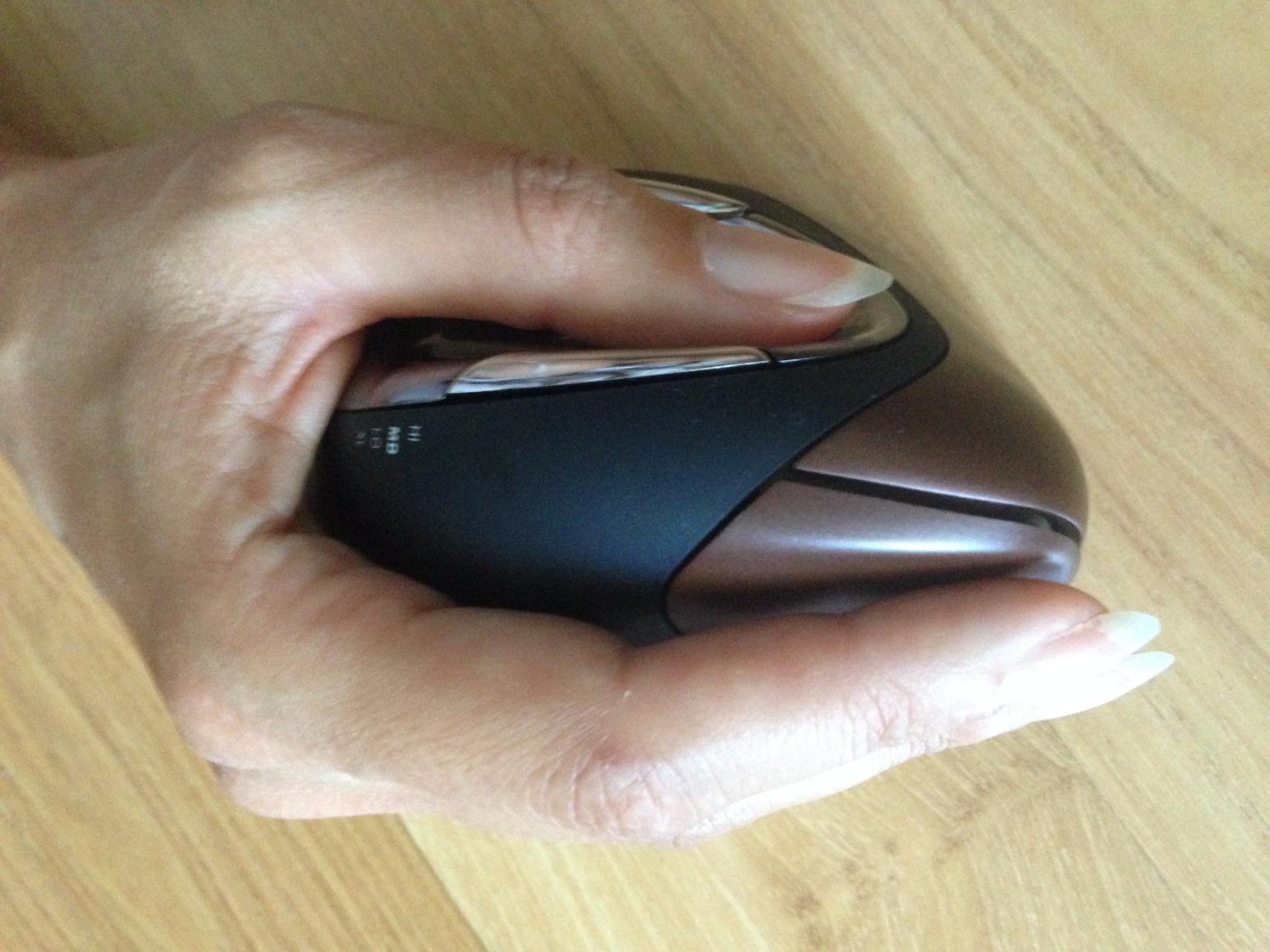 Evoluent – Inventor of the Vertical Mouse – VM4RW Ergonomic Vertical Mouse Right Hand Regular Size Wireless USB, Sculpted for Comfort, Reduces Wrist Strain, 4 Speeds, 6 Customizable Buttons in Windows customer photo 1