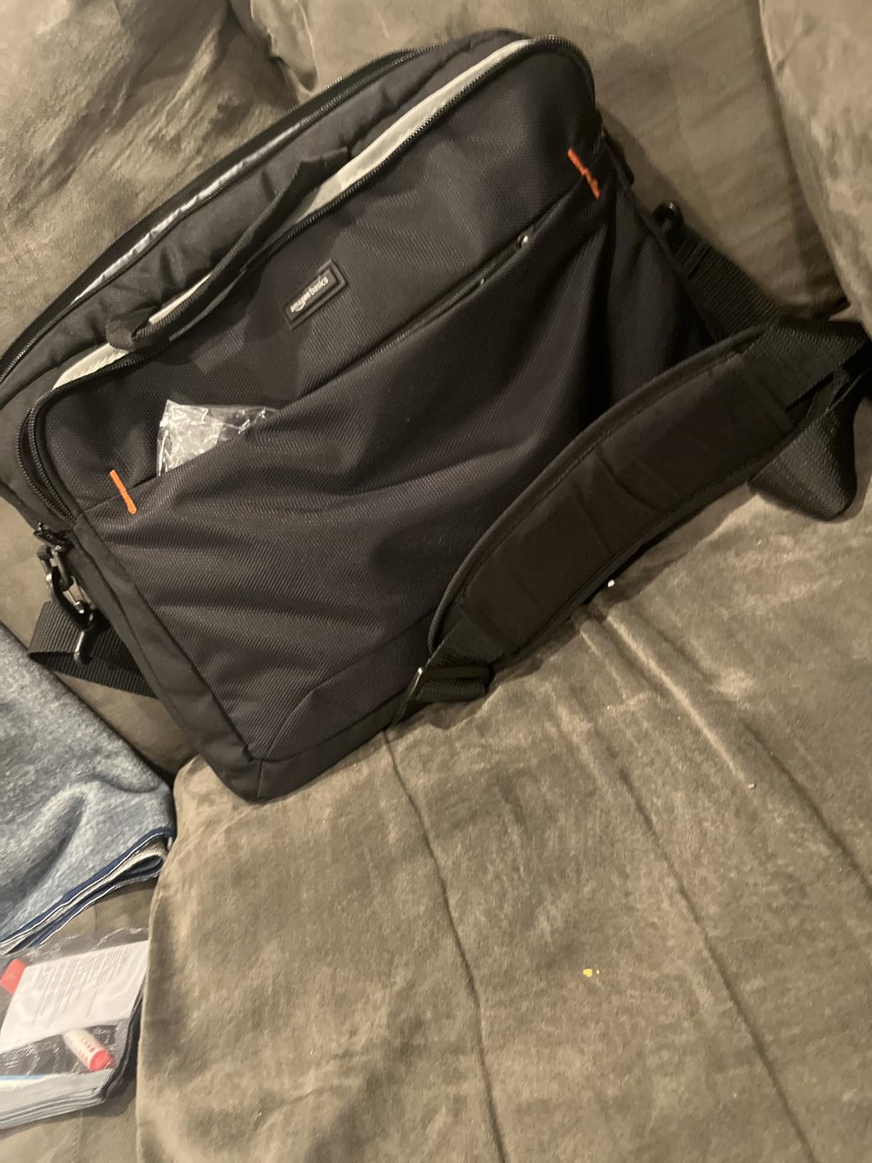 Amazon Basics 15.6 in Laptop Bag with Shoulder Strap and Handle, Large Capacity, Spacious Compartments, Black customer photo 1