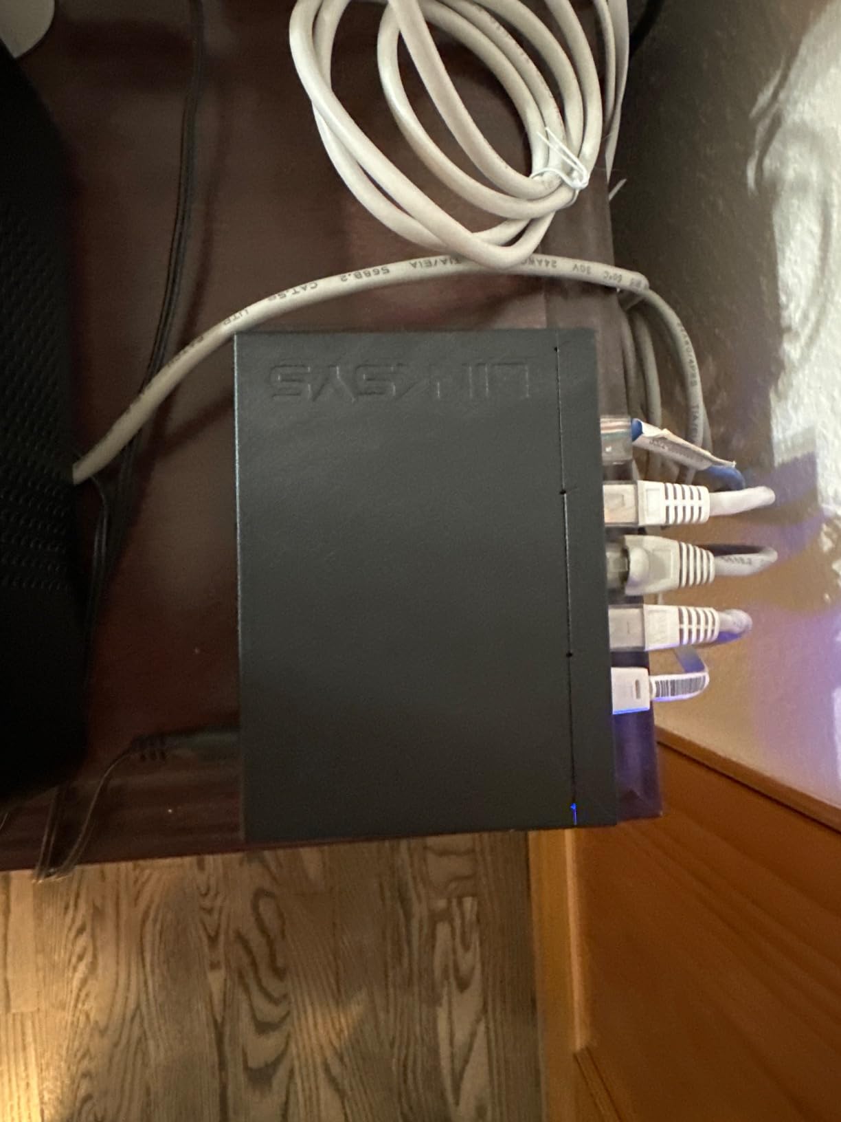 Linksys LGS105: 5-Port Business Desktop Gigabit Ethernet Unmanaged Switch, Computer Network, Wired Connection Speed up to 1,000 Mbps (Black, Blue) customer photo 1