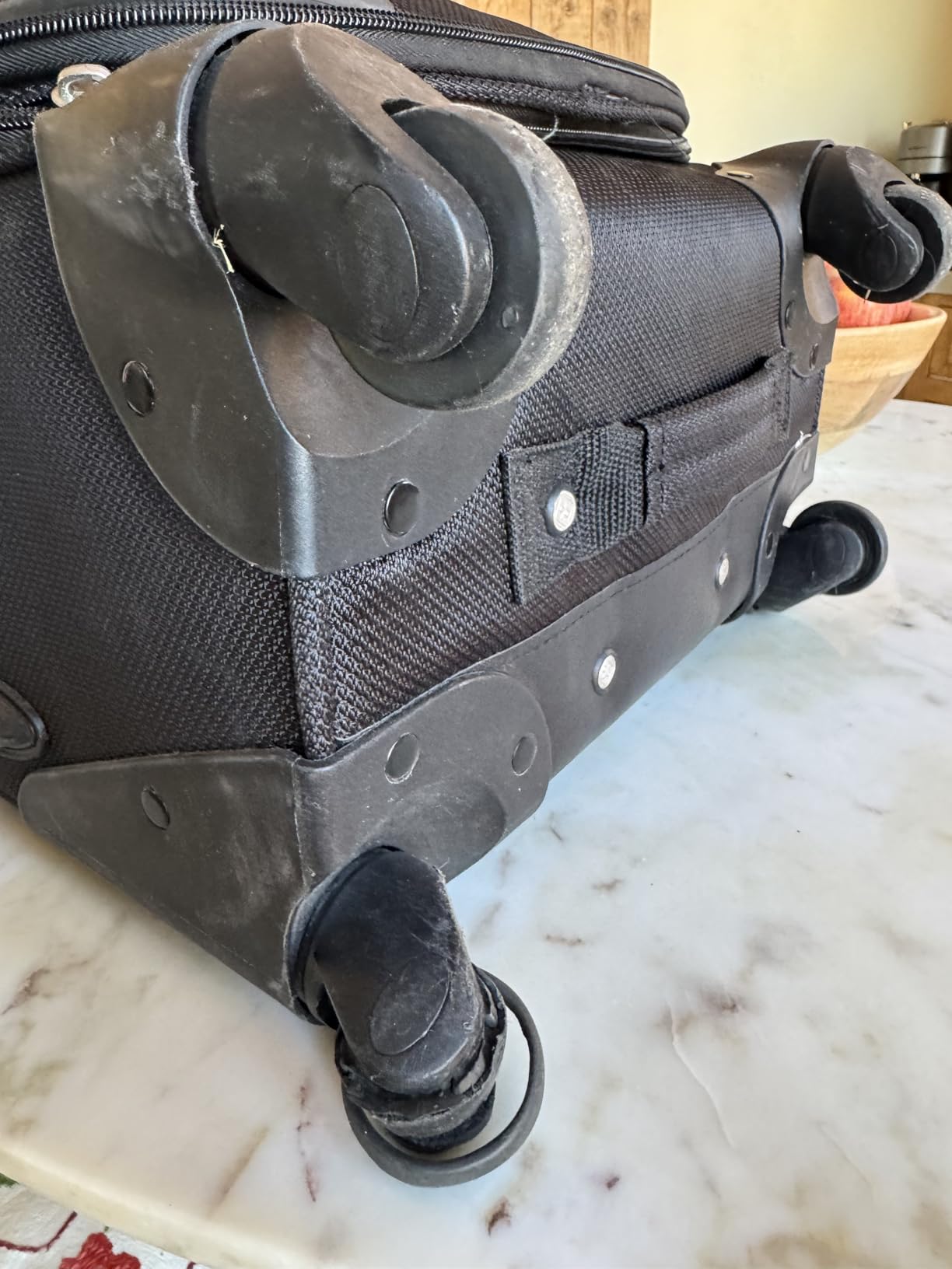 SwissGear Sion Carry-On Spinner Luggage, Softside Expandable, Lightweight Suitcase, Dark Grey, 22.75-Inch customer photo 2