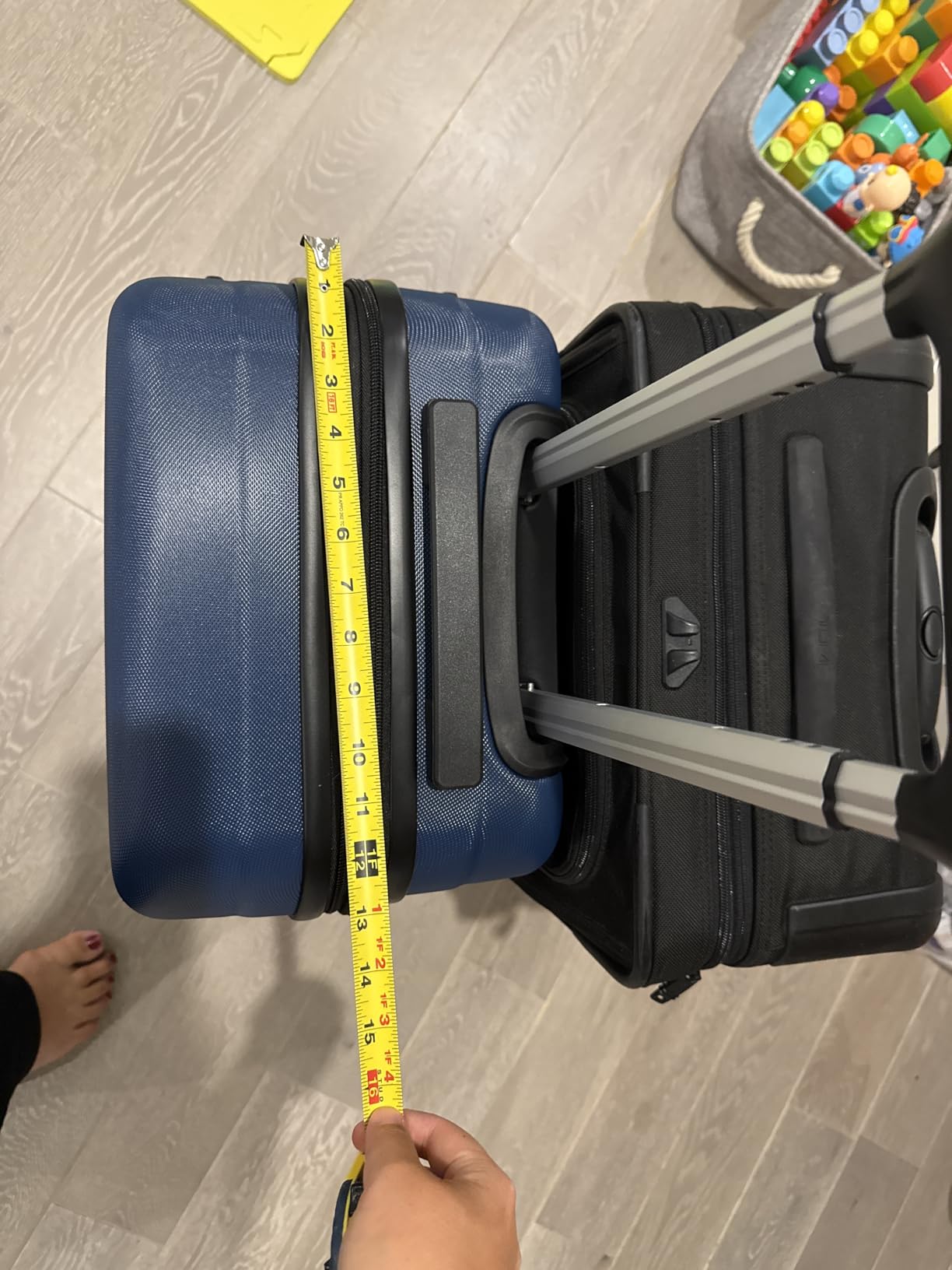 Amazon Basics 2-Piece Hardside Luggage Set (21