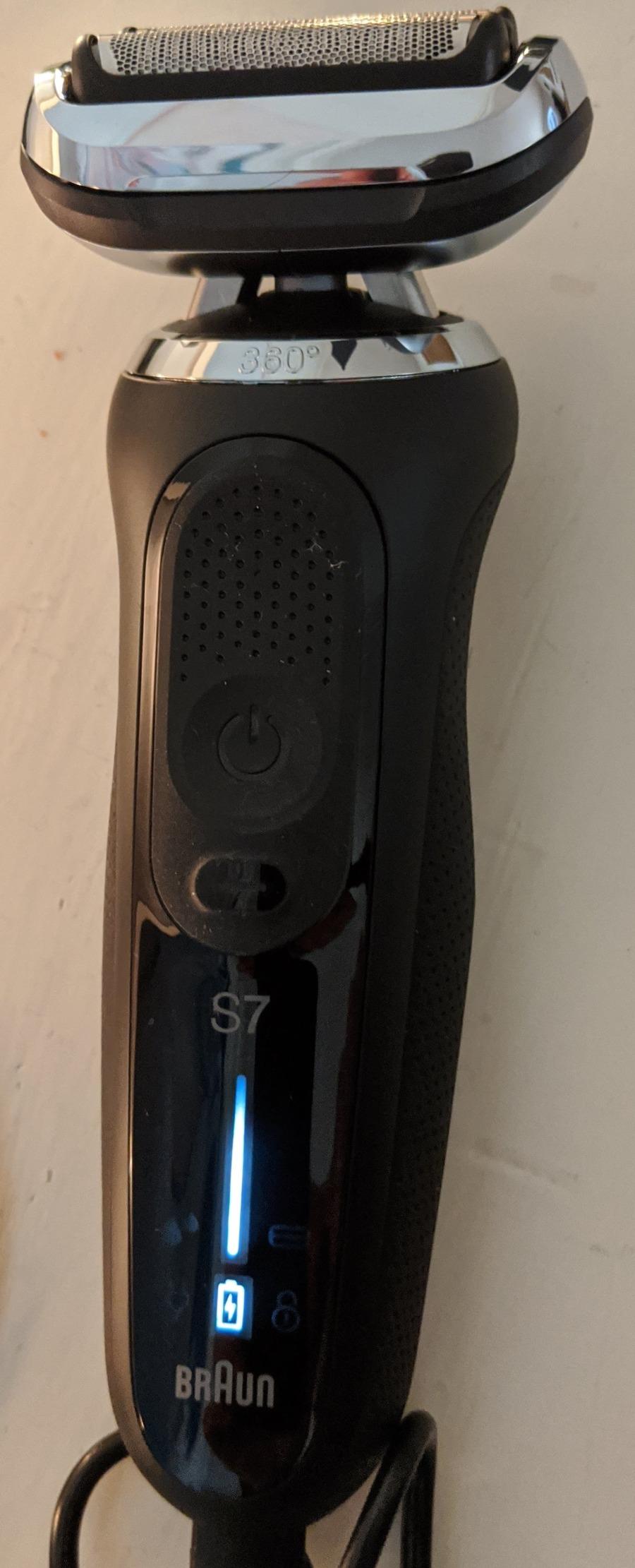 Braun Series 7 7075cc Electric Razor for Men with SmartCare Center, Beard Trimmer, Wet & Dry, Rechargeable, Cordless Foil Shaver, Black customer photo 1