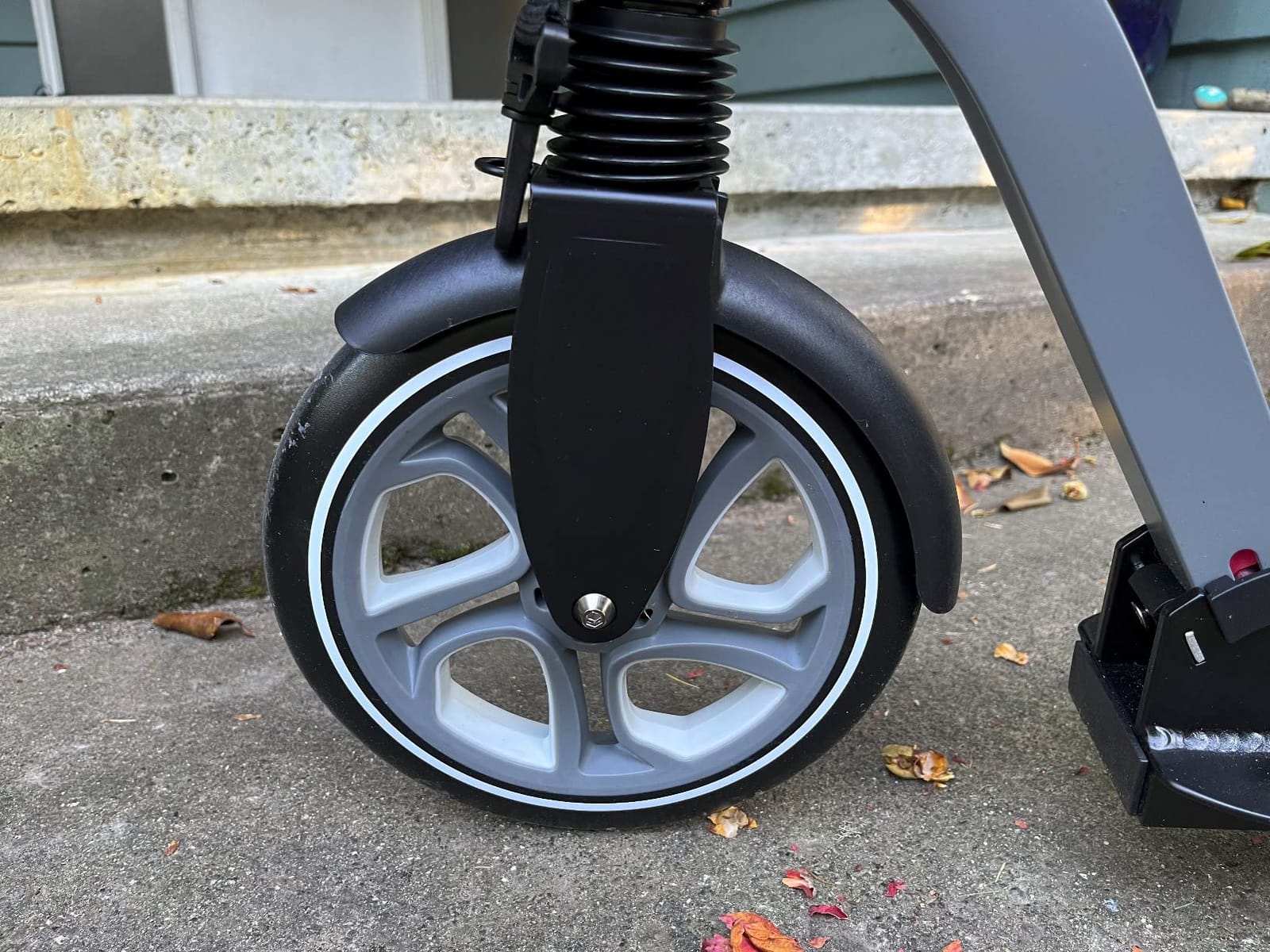 LaScoota Kick Scooter for Kids Ages 6+, Teens & Adults, Large 8