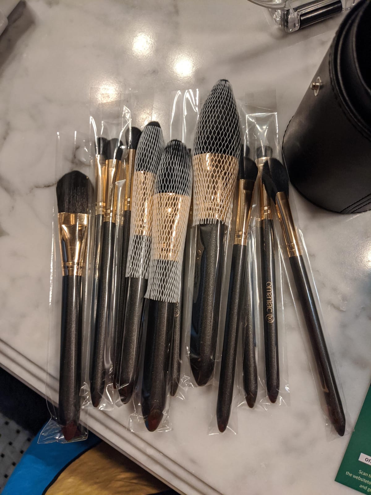 OMANIAC Makeup Brush Set Professional, 12 Pearlescent Wood Handle Makeup Brushes, Premium Cruelty-Free Synthetic Fiber Hair, Travel Make up Brushes Set with Case (Black). customer photo 2