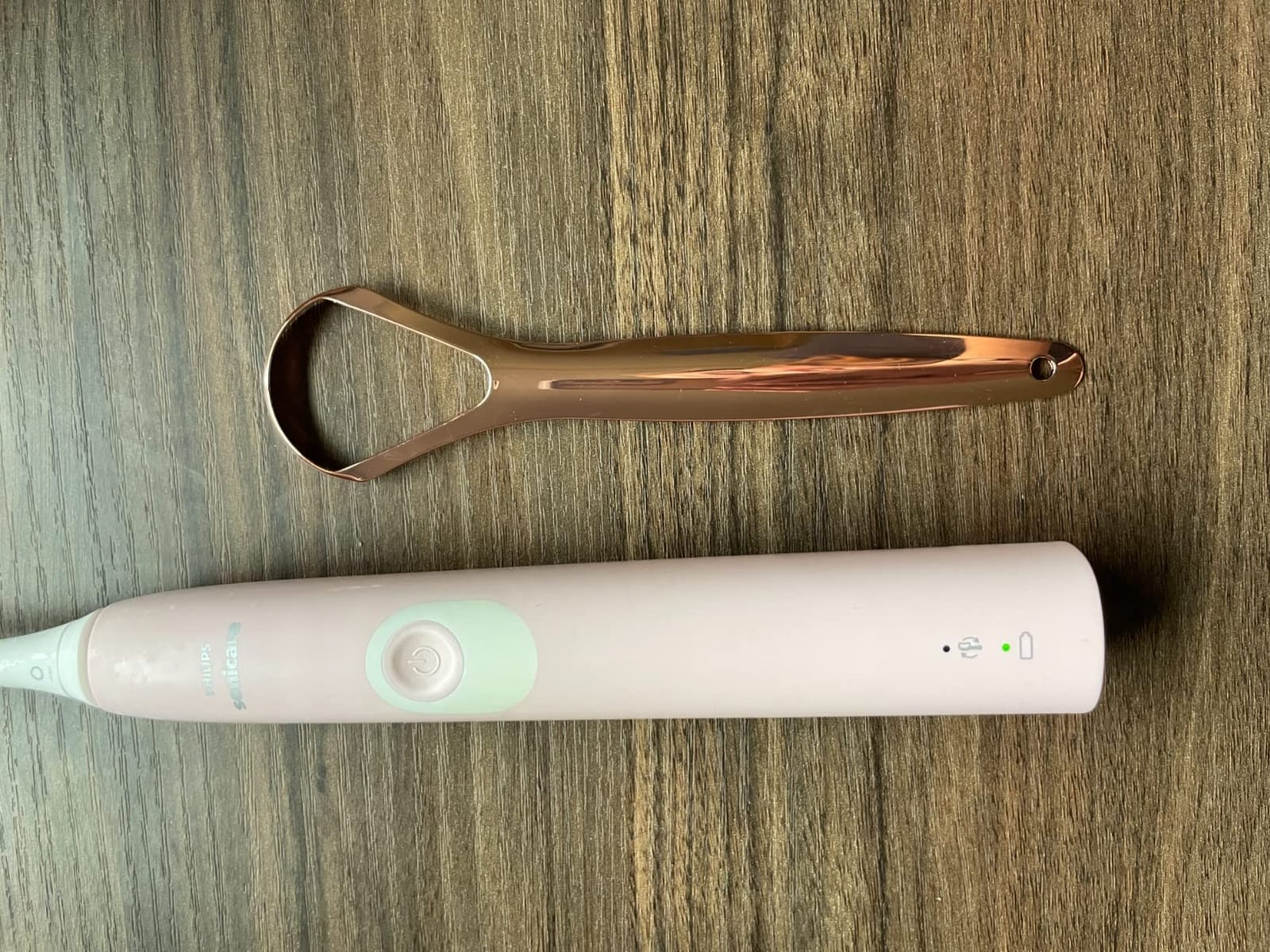 RONAVO Tongue Scraper for Adults, Two Colors Designed for Couples, Cure Bad Breath, Tongue Cleaners Stainless Steel, Metal Tongue Scrapers for Oral Care & Hygiene (2 Pack) customer photo 1