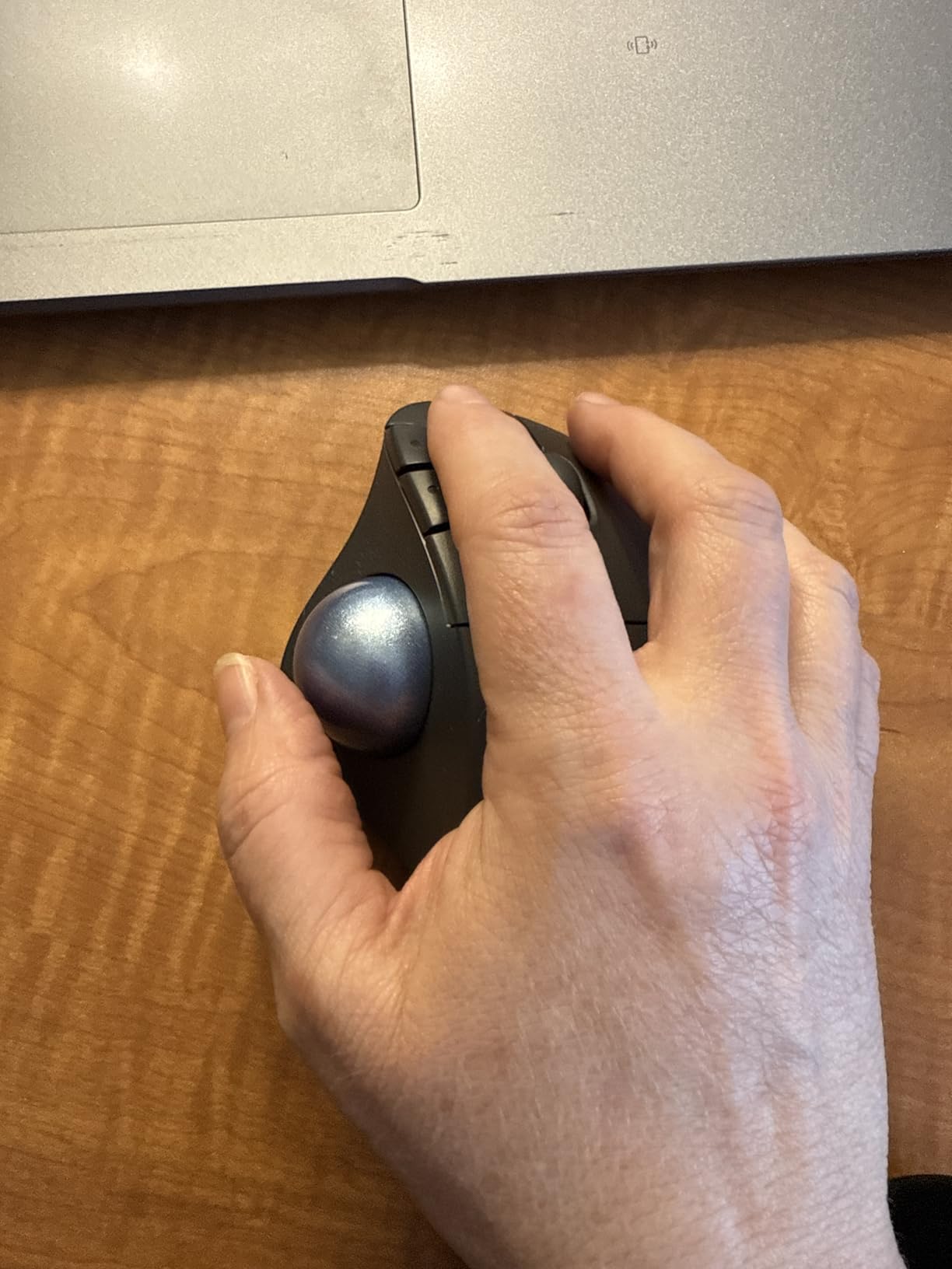 Logitech Ergo M575S Wireless Bluetooth Trackball Mouse - Graphite Blue Ball customer photo 2