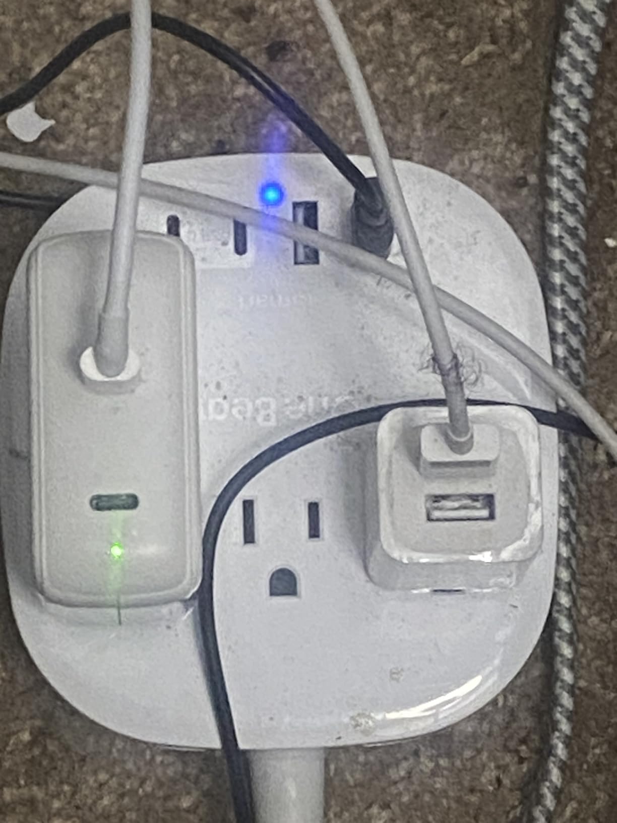 Travel Essentials, 22.5W/4.5A Flat Plug Power Strip, 6 Ft Extension Cord customer photo 1