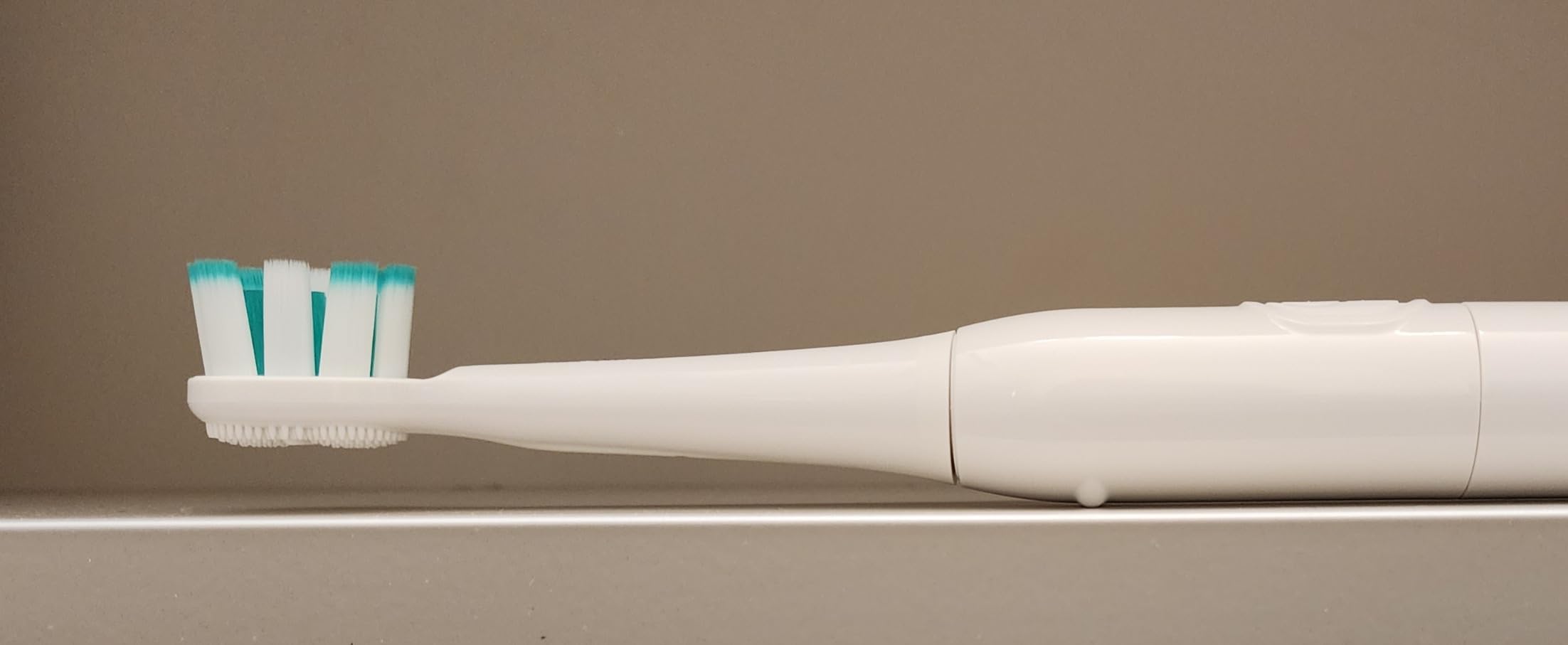 Colgate Total Adult Battery Powered Electric Toothbrush, White, Soft customer photo 1