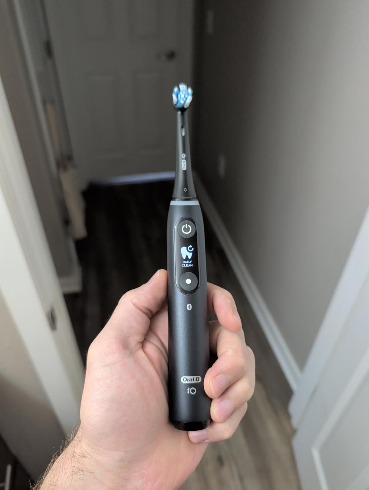 Oral-B Rechargeable Electric Toothbrush, iO7 Limited Deep Clean + Protect, 5 Cleaning Modes, Interactive Display, Visible Pressure Sensor, 2 Brush Heads, Charging Travel Case, White customer photo 1