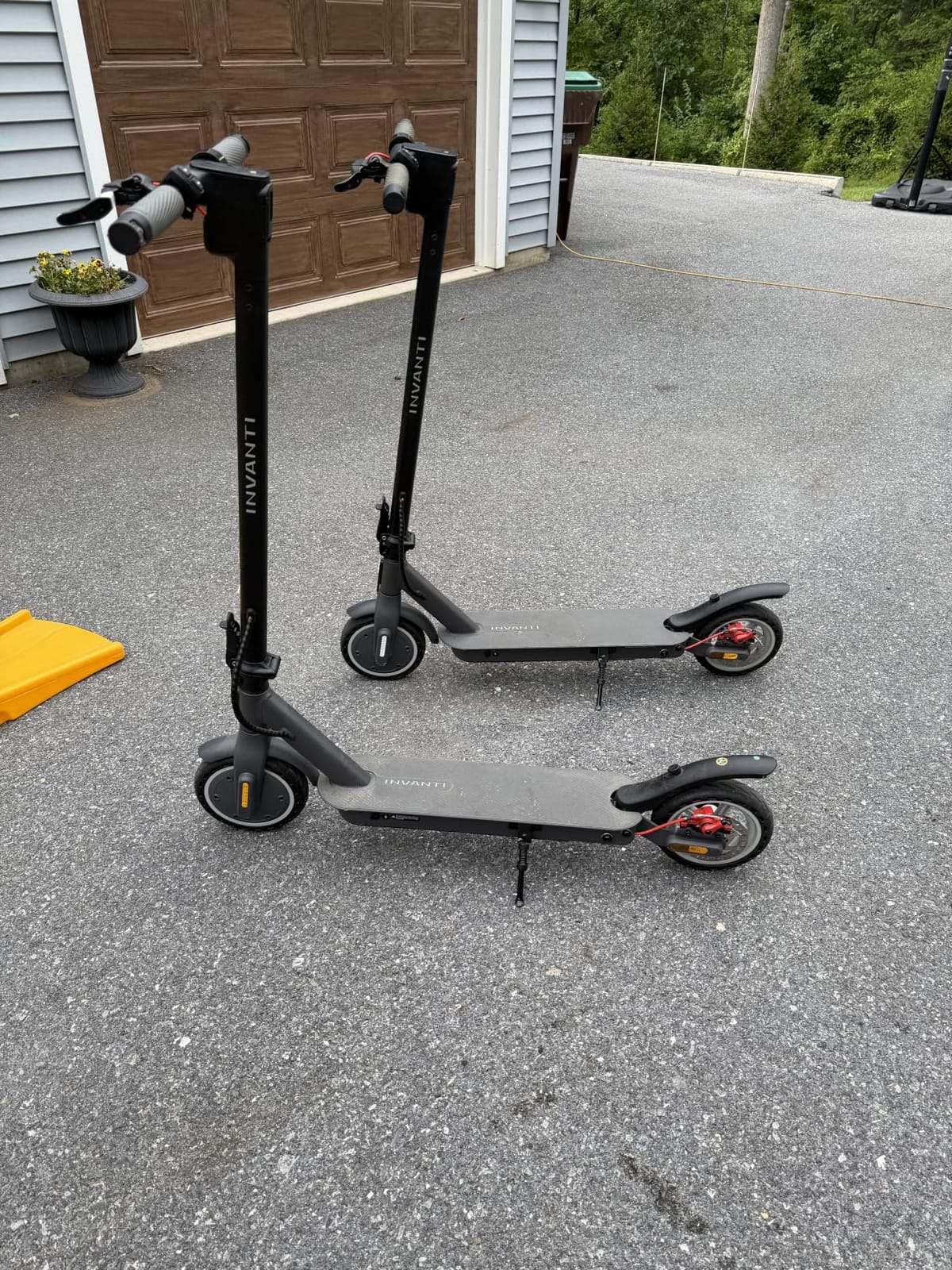 INVANTI E20 Adult Electric Scooter with Smart APP, Max 19 Miles & 18 MPH,350W Motor, 8.5