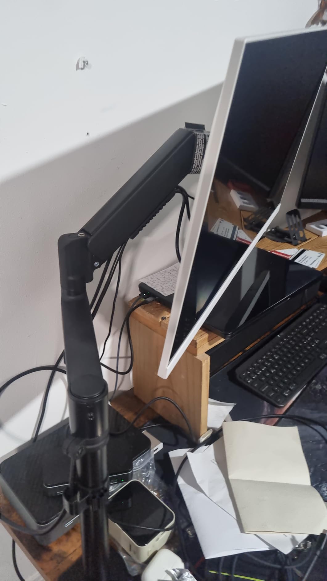ErGear Single Monitor Arm, Fully Adjustable Monitor Mount for 13–34 Inch Screens, Fast Install Computer Monitor Stand with Tool-Free VESA Mount, Cable Management, Holds 19.8 lbs customer photo 1