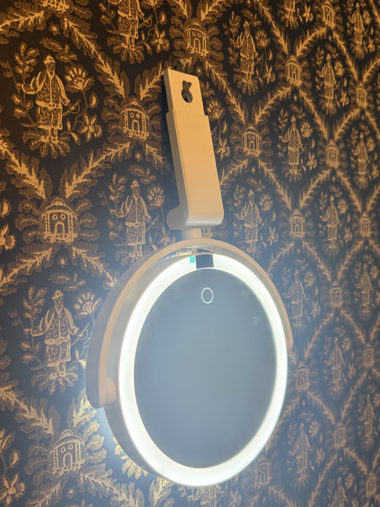 Brightown Lighted Travel Makeup Mirror,1X & 10X Magnification,3 Light Modes customer photo 1